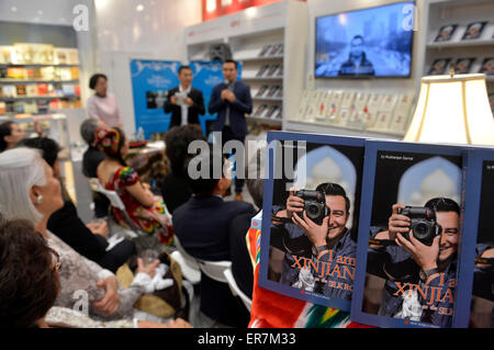 New York, USA. 28. Mai 2015. Foto aufgenommen am 28. Mai 2015 zeigt die englische Version des Buches "Ich bin von Xinjiang an der Seidenstraße" während der Startschuss-Zeremonie auf der BookExpo America 2015 in New York City in den Vereinigten Staaten. Bildnachweis: Wang Lei/Xinhua/Alamy Live-Nachrichten Stockfoto