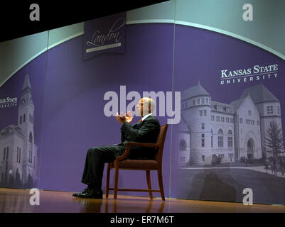 Manhattan, Kansas. USA, 27. Mai 2015 Sekretär des Department of Homeland Security, The Honorable Jeh Johnson in der Kansas State University liefert seine "Landon" der Studentenschaft Vortrag. Stockfoto