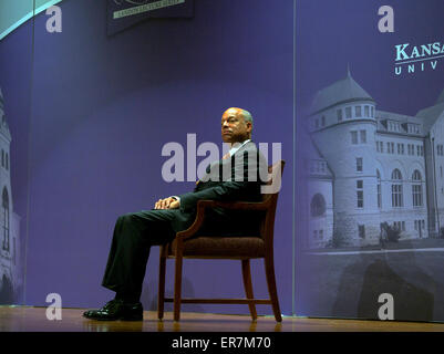 Manhattan, Kansas. USA, 27. Mai 2015 Sekretär des Department of Homeland Security, The Honorable Jeh Johnson in der Kansas State University liefert seine "Landon" der Studentenschaft Vortrag. Stockfoto