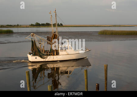 Apalachicola, Florida - einem kleinen Garnelen Boot auf Apalachicola Bay. Stockfoto