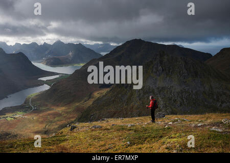 Weibliche Wanderer auf den Weg in Richtung Gipfel des Stornappstind (740m), Flakstadøy, Lofoten Inseln, Norwegen Stockfoto