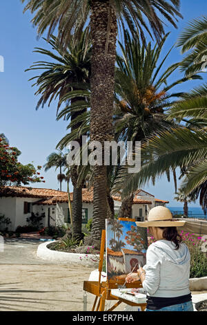 Ein Amateur-Künstler malt ihre Interpretation der Casa Romantica, das 1928 Bluff-Top Haus des Gründers von San Clemente in Süd-Kalifornien, USA. Stockfoto