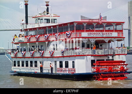 Schülerinnen und Schüler erhalten eine lokale Geschichtsstunde an Bord einer Old-Time Riverboat, das ist die Erforschung des Savannah River in Georgia, USA. Stockfoto