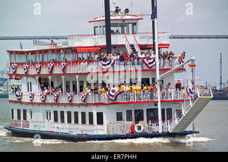 Schülerinnen und Schüler erhalten eine lokale Geschichtsstunde an Bord einer Old-Time Riverboat, das ist die Erforschung des Savannah River in Georgia, USA. Stockfoto