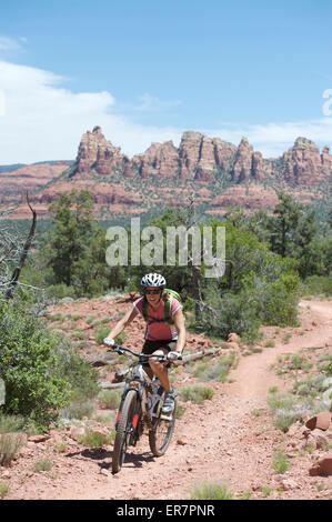 Frau reitet der u-Boot Rock Schleife im Süden Sedona, Arizona Stockfoto