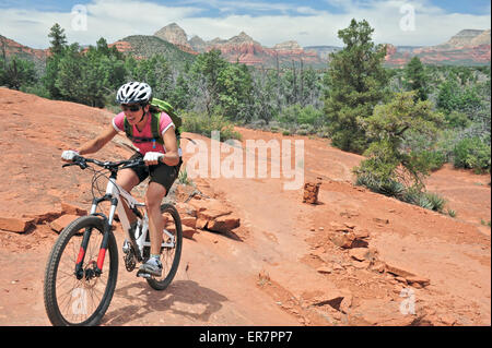 Frau reitet der u-Boot Rock Schleife im Süden Sedona, Arizona Stockfoto