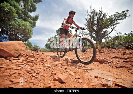 Frau reitet der u-Boot Rock Schleife im Süden Sedona, Arizona Stockfoto