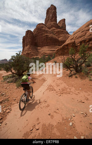 Frau reitet der u-Boot Rock Schleife im Süden Sedona, Arizona Stockfoto