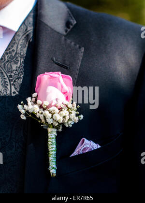 Mann auf einer Hochzeit tragen ein floral Knopfloch Stockfoto