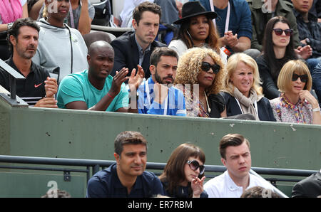 Paris, Frankreich. 28. Mai 2015. Oracene Price (3. R, zentrale Reihe), Mutter von Serena Williams aus den USA und Trainer Patrick Mouratoglou (1. L, zentrale Reihe) sind auf der Tribüne gesehen, während die Frauen Singles zweiten Vorrundenspiel zwischen Serena Williams aus den USA und Anna-Lena Friedsam Deutschland 2015 French Open Tennis-Turnier in Roland Garros in Paris, Frankreich am 28. Mai , 2015. Serena Williams gewann 2: 1. Bildnachweis: Han Yan/Xinhua/Alamy Live-Nachrichten Stockfoto