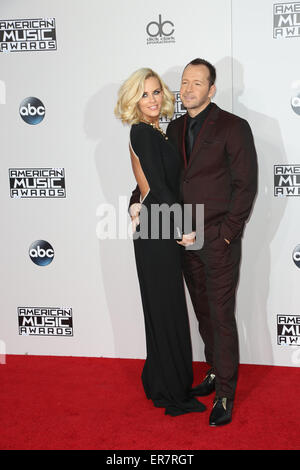 Prominente besuchen 2014 American Music Awards - Ankünfte im Nokia Theatre L.A. Live.  Mitwirkende: Jenny McCarthy, Donnie Wahlberg Where: Los Angeles, California, Vereinigte Staaten von Amerika bei: Kredit-23. November 2014: Brian To/WENN.com Stockfoto