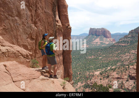 Tages-Wanderer an der Cathedral Rock Wirbel in Sedona, Arizona Mai 2011. Stockfoto