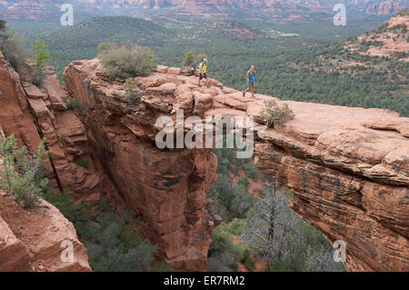 Wanderer auf der Teufelsbrücke in Red Rock-Secret Mountain Wilderness Area außerhalb Sedona, Arizona, Mai 2011. Stockfoto