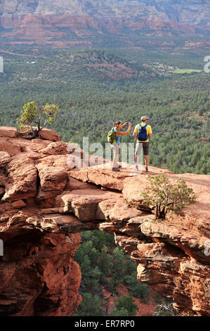 Wanderer auf der Teufelsbrücke in Red Rock-Secret Mountain Wilderness Area außerhalb Sedona, Arizona, Mai 2011. Stockfoto