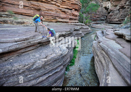 Wanderer Fuß entlang Deer Creek Narrows in den Grand Canyon außerhalb Fredonia, Arizona November 2011. Stockfoto