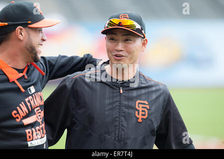 San Francisco, Kalifornien, USA. 7. Mai 2015. Norichika Aoki (Riesen) MLB: (L-R) Gregor Blanco und Norichika Aoki der San Francisco Giants sind vor der Major League Baseball Game im AT&T Park in San Francisco, California, Vereinigte Staaten von Amerika gesehen. © Thomas Anderson/AFLO/Alamy Live-Nachrichten Stockfoto