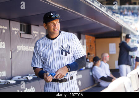 Bronx, New York, USA. 29. April 2015. Alex Rodriguez (Yankees) MLB: Alex Rodriguez von der New York Yankees steht auf der Trainerbank in der Major League Baseball Spiel im Yankee Stadium in der Bronx, New York, USA. © Thomas Anderson/AFLO/Alamy Live-Nachrichten Stockfoto