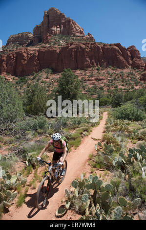 Frau reitet der u-Boot Rock Schleife im Süden Sedona, Arizona. Stockfoto