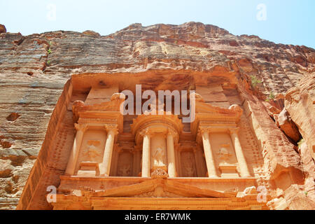 Nahaufnahme des oberen Teils der Schatzkammer der Nabatäischen antiken Stadt Petra, Khazna auf Arabisch. Petra ist eines der sieben Weltwunder. Stockfoto