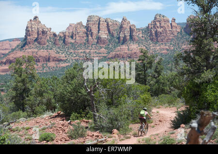 Frau reitet der u-Boot Rock Schleife im Süden Sedona, Arizona. Stockfoto