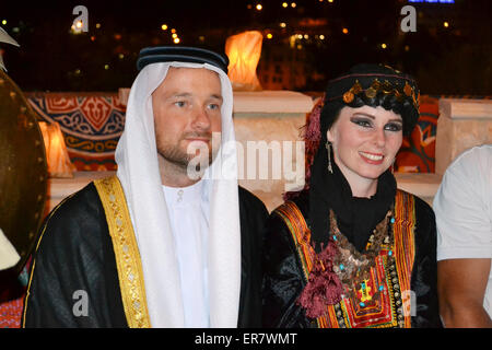 PETRA, Jordanien - 18. Mai 2015: Alex Pelling & Lisa Gant 70. Jahrestag Hochzeitszeremonie in Petra, Jordanien. Das Paar haben seit fast vier Jahren die perfekte Ehe finden unterwegs gewesen. Stockfoto