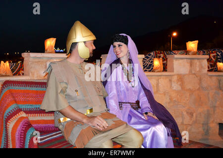 PETRA, Jordanien - 18. Mai 2015: Alex Pelling & Lisa Gant 70. Jahrestag Hochzeitszeremonie in Petra, Jordanien. Das Paar haben seit fast vier Jahren die perfekte Ehe finden unterwegs gewesen. Stockfoto