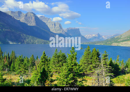 St. Mary Lake im Glacier-Nationalpark im Sommer Stockfoto