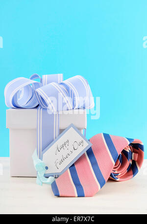 Glückliche Väter Day Geschenk mit blauen und weißen Band mit roten und blauen Streifen Krawatte und Geschenk tag auf weißer Holztisch und blass aq Stockfoto