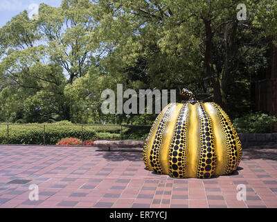 Yayoi Kusama Kürbis außerhalb von Fukuoka City Art Museum, Stadt Fukuoka, Kyushu, Japan Stockfoto