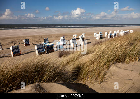 Strandkorb - Strandkörbe am Hauptstrand, Osten Ostfriesischen Insel Spiekeroog, Niedersachsen, Deutschland Stockfoto