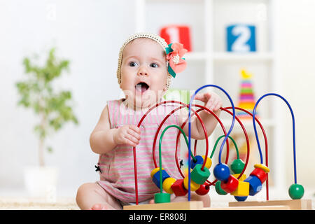 Kind Mädchen spielt mit pädagogisches Spielzeug drinnen Stockfoto