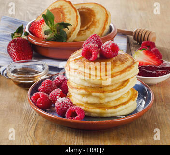 Pfannkuchen mit Himbeeren und Butter. Selektiven Fokus Stockfoto