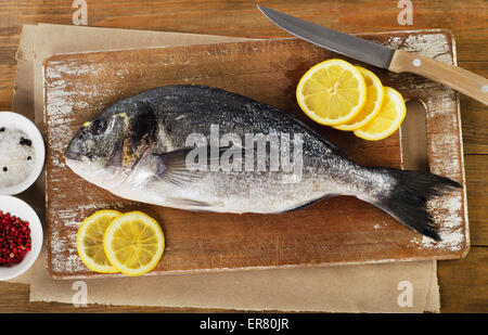 Frischer roher Fisch auf ein Schneidebrett. Stockfoto