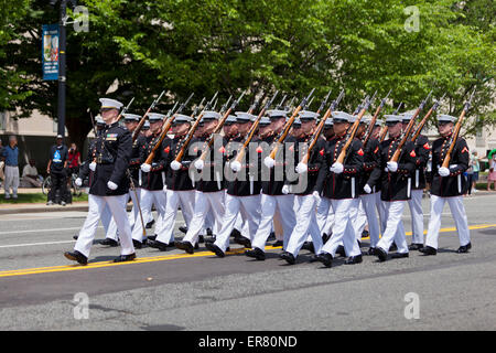 US Marinecorps zeremonielle Garde drill team marschieren in Memorial Day Parade - Washington, DC USA Stockfoto