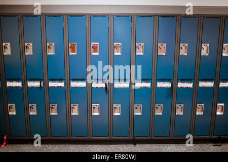Eine Reihe von Schließfächer in einer Schule-Halle. Stockfoto