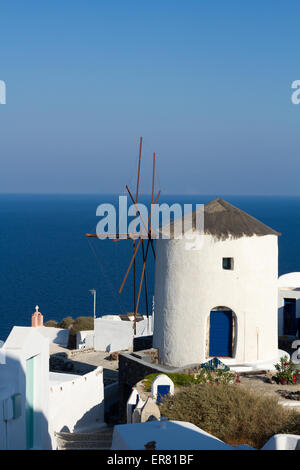 Windmühle in Oia. Santorini ist eine Insel in der südlichen Ägäis. Seine ein beliebtes Touristenziel. Stockfoto