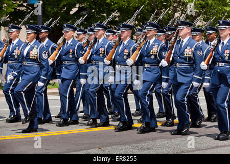 US-Luftwaffe zeremonielle Garde drill Team marschieren in Memorial Day Parade - Washington, DC USA Stockfoto