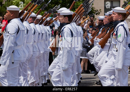 U.S. Navy zeremonielle Garde drill Team marschieren in Memorial Day Parade - Washington, DC USA Stockfoto