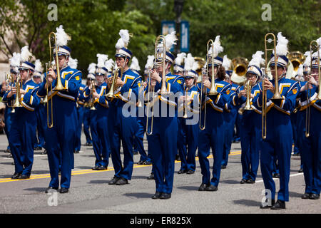 High School marching band Hörner Abschnitt - USA Stockfoto