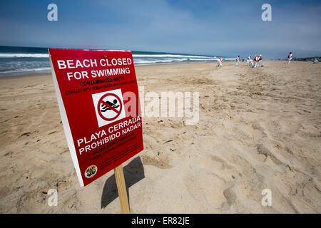 Los Angeles, USA. 28. Mai 2015. Ein Warnsignal gilt als Teer-ähnliche Substanz an Land in Manhattan Beach, Kalifornien, USA, am 28. Mai 2015 gewaschen wird. Beliebte Strände entlang fast 9 Meilen der Küstenlinie der Gegend von Los Angeles sind tabu, Surfen und schwimmen nach Teer-ähnliche Substanz an den Strand gespült. Der Umweltwissenschaftler sagte, es ist zu früh zu sagen, ob das Material in Manhattan Beach eine Beziehung mit der Ölpest am Refugio Strand in der Nähe von Santa Barbara haben könnte. Es gab keine Indikation Tiere geschädigt worden. Bildnachweis: Zhao Hanrong/Xinhua/Alamy Live-Nachrichten Stockfoto