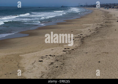 Los Angeles, USA. 28. Mai 2015. Teer-ähnliche Substanz, die an den Strand gespült wird in Manhattan Beach, Kalifornien, USA, am 28. Mai 2015 gesehen. Beliebte Strände entlang fast 9 Meilen der Küstenlinie der Gegend von Los Angeles sind tabu, Surfen und schwimmen nach Teer-ähnliche Substanz an den Strand gespült. Der Umweltwissenschaftler sagte, es ist zu früh zu sagen, ob das Material in Manhattan Beach eine Beziehung mit der Ölpest am Refugio Strand in der Nähe von Santa Barbara haben könnte. Es gab keine Indikation Tiere geschädigt worden. Bildnachweis: Zhao Hanrong/Xinhua/Alamy Live-Nachrichten Stockfoto