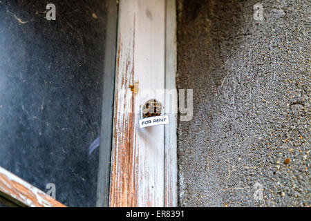 Verlassenen Bienenstock mit hängenden für Miete Zeichen als ein Haus zur Miete Stockfoto