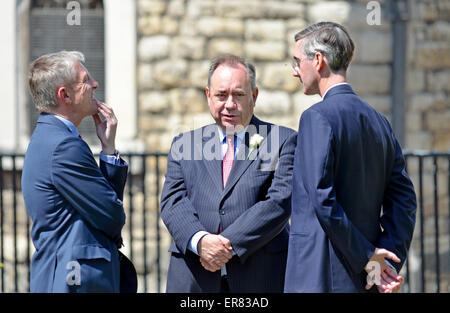 London. 27.Mai 2015. Alex Salmond im Gespräch mit Jakob Rees-Mogg auf College Green, Westminster Stockfoto