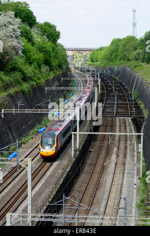 Natives Pendolino auf West Coast Main Line an Roade schneiden, Northamptonshire, UK Stockfoto