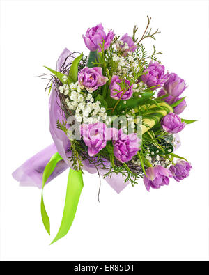 Schöner Blumenstrauß lila Tulpen und anderen Blumen isoliert auf weißem Hintergrund. Stockfoto
