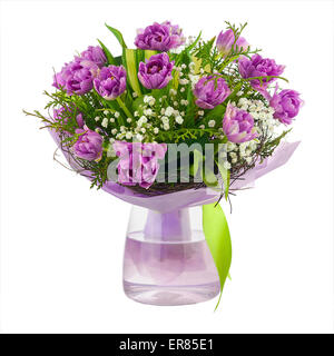 Schöner Blumenstrauß lila Tulpen und andere Blumen in Glasvase isoliert auf weißem Hintergrund. Stockfoto