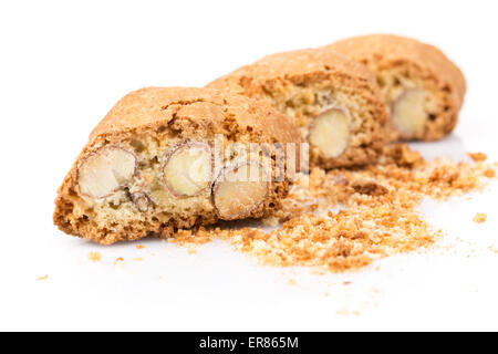 Italienische Cantuccini Cookie mit Mandel-Füllung. Studioaufnahme, isoliert auf weißem Hintergrund. Stockfoto