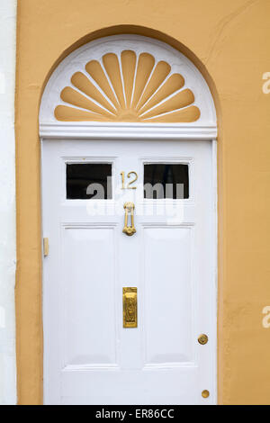 Haus Nr. 12 in Weymouth - weiße Tür kontrastieren mit gelben Wänden des Hauses Stockfoto