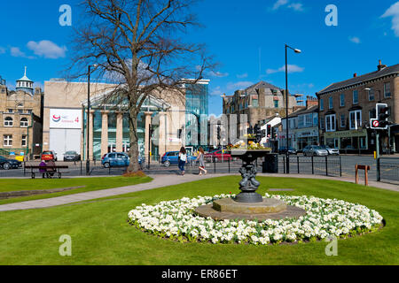 Harrogate International Centre HIC Außenansicht im Frühjahr Harrogate Stadtzentrum North Yorkshire England Großbritannien Großbritannien Großbritannien Großbritannien Großbritannien Großbritannien Großbritannien Großbritannien Großbritannien Großbritannien Großbritannien Großbritannien Großbritannien Großbritannien Großbritannien und Nordirland Stockfoto