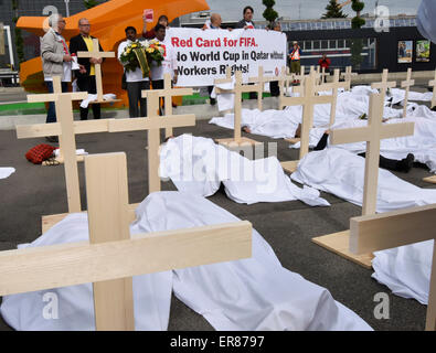 Zürich, Schweiz. 29. Mai 2015. Demonstranten richten Sie symbolische Gräber bei der Ankunft von den FIFA-Delegierten vor Zürcher Hallenstadion, die schlechten Arbeitsbedingungen in Katar beim Bau der Sportstätten für die FIFA Weltmeisterschaft 2022 zu kritisieren. Bildnachweis: Thamerpic/Alamy Live-Nachrichten Stockfoto